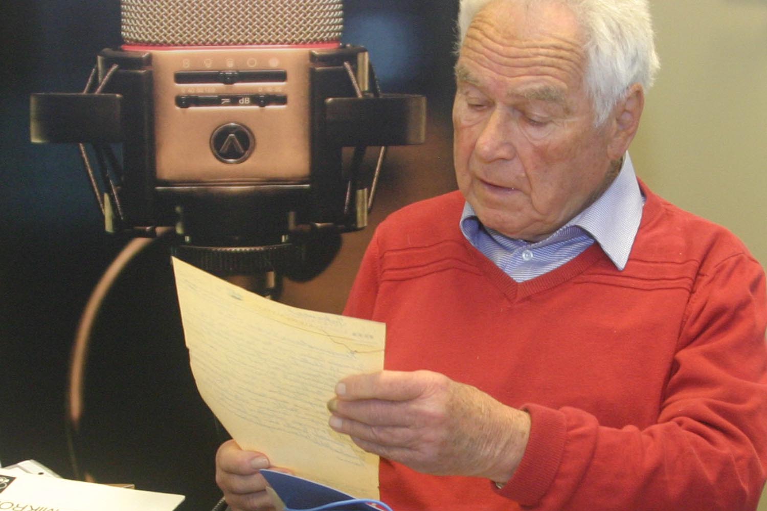 Konrad Wolf liest ein altes AKG-Dokument