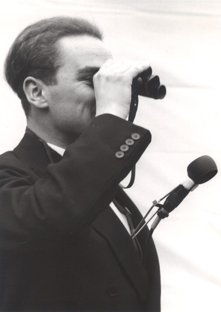 Konrad Wolf mit einem Bruststativ für Reporter