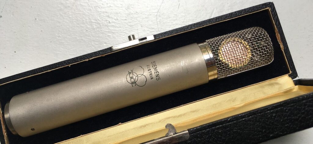 AKG-C12-Mikrofon in der Siemens-Ausführung im Etui