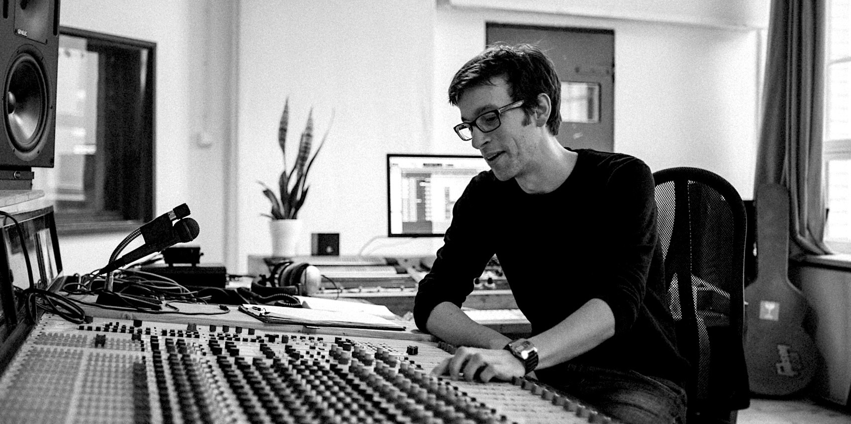 Raphael Tschernuth at the mixing console in his studio